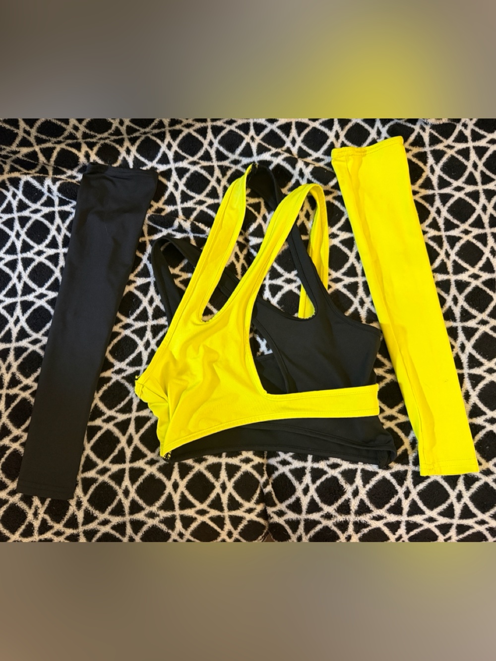 SHEIN Yellow & Black Sporty Colorblock sports bra/Top